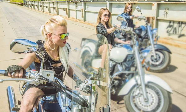 Drei Junge Mädchen Auf Choppern Vor Metallbrücke Hintergrund Blonde Frau — Stockfoto