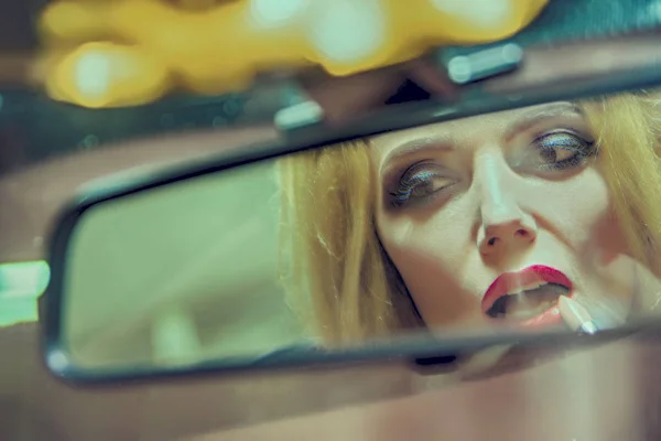 Araba Ayna Yansıması Dudak Parlatıcısı Uygulayarak Genç Sarışın Bir Kadın — Stok fotoğraf