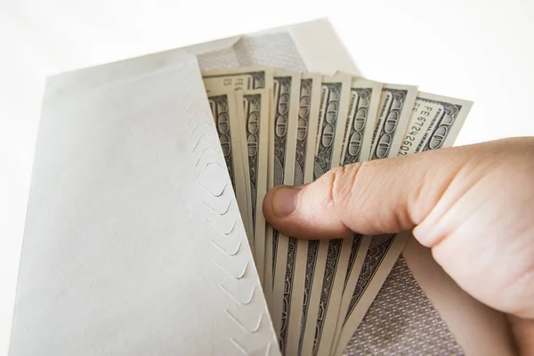Manliga Handen Håller 100 Hundra Dollar Räkningar Kuvert Isolerad Vit — Stockfoto