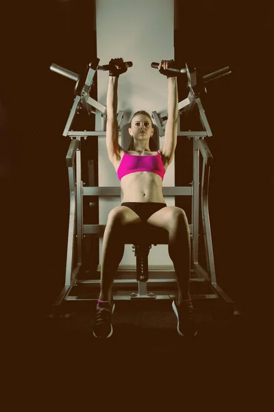 Mulher Esportes Fazendo Exercícios Máquina Treinamento Energia Ginásio — Fotografia de Stock