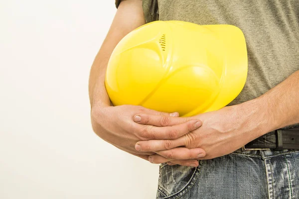 Obrero Construcción Sosteniendo Casco Plástico Amarillo Aislado Sobre Fondo Blanco —  Fotos de Stock