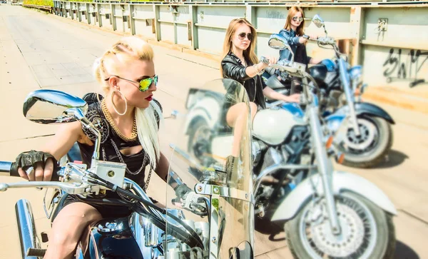 Drie Jonge Meisjes Choppers Tegen Metaal Brug Achtergrond Blond Vrouwelijke — Stockfoto