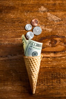 cent sikke ve banknot dondurma koni silindir. ahşap masa arka plan üzerinde. 