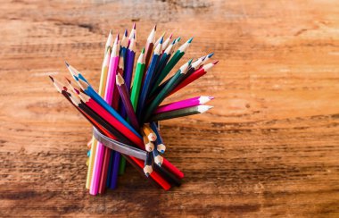 çok renkli kalemler masada. Boş kopya alanı yazıt için 