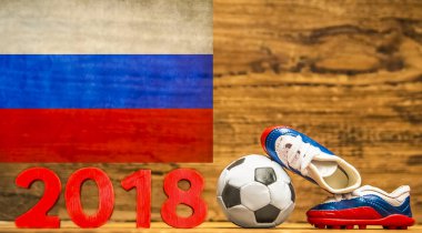 Rusya 2018. Futbol topu ve bot. Futbol Şampiyonası 2018 Rusya kavram ahşap zemin üzerinde