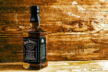 Lynchburg, Tennessee ABD - 14 Kasım 2016: Jack Daniels şişesi üzerinde ahşap masa. Jack Daniel's, en çok dünyanın Amerikan viski satan bir marka Brown Forman Corporation tarafından üretilen