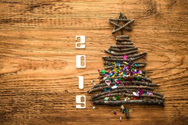 2019 yeni yıl kartı, yukarıdaki yıldız ile Noel ağacı. 