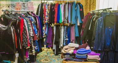 Rahat kıyafetler ve yeni moda elbiseler mağaza moda butik kendimi örme şapka