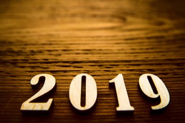mutlu yeni yıl 2019 kartı - ahşap tahta arka plan üzerinde ahşap numarası.