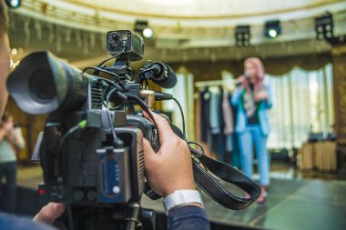 profesyonel video kamera. odanın içinde video alarak profesyonel operatör. TV kamera. 