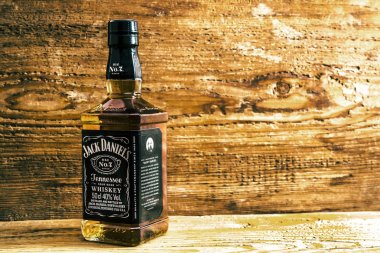 Lynchburg, Tennessee ABD - 14 Kasım 2016: Jack Daniels şişesi üzerinde ahşap masa. Jack Daniel's, en çok dünyanın Amerikan viski satan bir marka Brown Forman Corporation tarafından üretilen