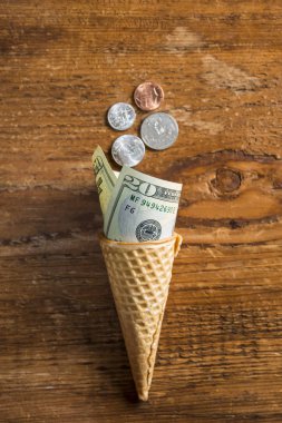 cent sikke ve banknot dondurma koni silindir. ahşap masa arka plan üzerinde. 
