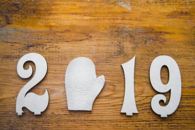 Ahşap numarası 2019, rustik ahşap arka plan üzerinde yeni yıl 2019. karlı mitten. 