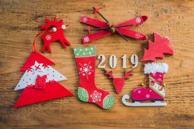 Mutlu Noeller Noel ağaçları, kayaklar, paten, çorap ve kırmızı ahşap geyik. mutlu yıllar 2019