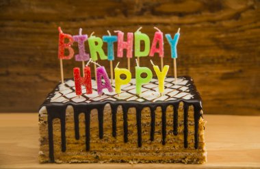 çikolata kahverengi doğum günü pastası ile renkli yanmış mumlar - kelimeleri harfleri mutlu doğum--dan yapılan 