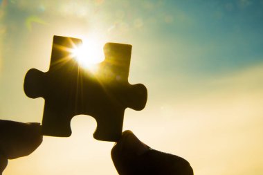 bir yandan gökyüzü arka plan ile bulmaca parçası bağlanmaya çalışıyor. dernek ve bağlantı. iş stratejisi. kopya alanı