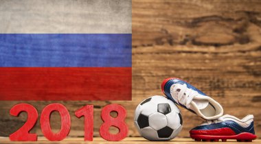 Rusya 2018. Futbol topu ve bot. Futbol Şampiyonası 2018 Rusya kavram ahşap zemin üzerinde
