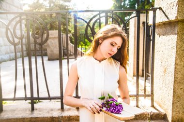 hüzünlü romantik çekici genç kız kitap ve delikanlı balkonda holding