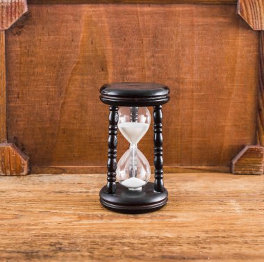 Vintage kopya alanı ahşap zemin üzerine kum saati. Kum saati