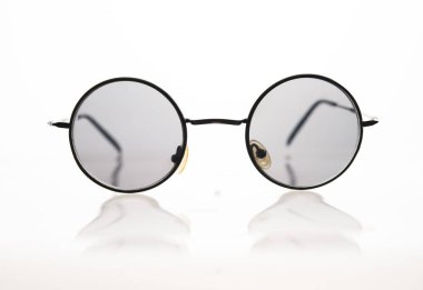 Beyaz arka plan üzerinde izole yuvarlak daire güneş gözlüğü. 