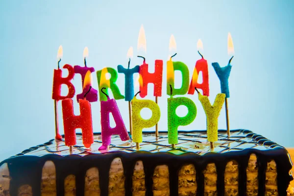 Chocolade Bruin Verjaardagstaart Met Kleurrijke Gebrande Kaarsen Woorden Gemaakt Van — Stockfoto
