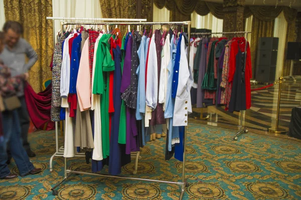 Люди Покупают Одежду Люди Выбирают Новую Одежду Смотрят Через Вешалки — стоковое фото