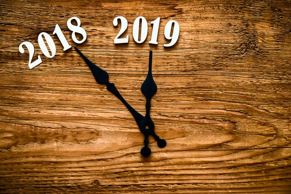 Yeni yıl 2019. ahşap saat yüzünü gösteren 2018 sonu. Mutlu yeni yıl 2019. tatil zamanı arka plan. 