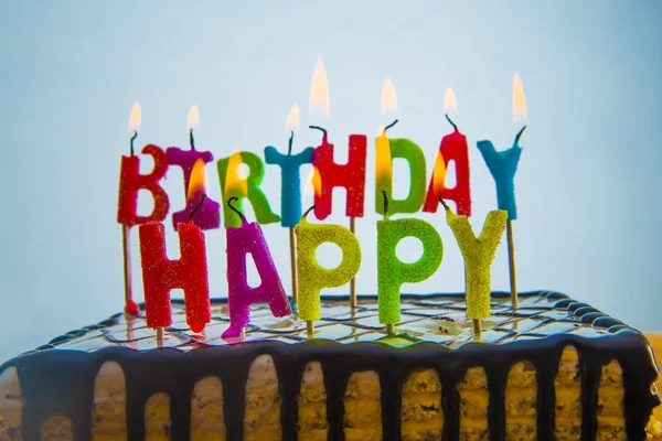 Chocolade Bruin Verjaardagstaart Met Kleurrijke Gebrande Kaarsen Woorden Gemaakt Van — Stockfoto