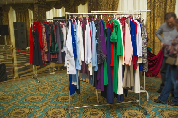 Люди Покупают Одежду Люди Выбирают Новую Одежду Смотрят Через Вешалки — стоковое фото
