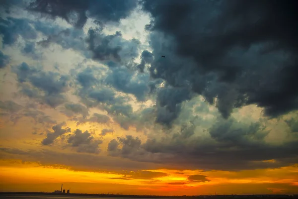 Flying Alone Bird Crow Dark Sky Bright Lightning Sunrise Sunset — Stock Photo, Image