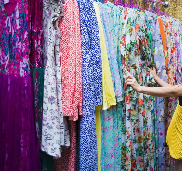 Женщина Выбирает Свой Наряд Гримерке Вешалка Одежды Магазине — стоковое фото
