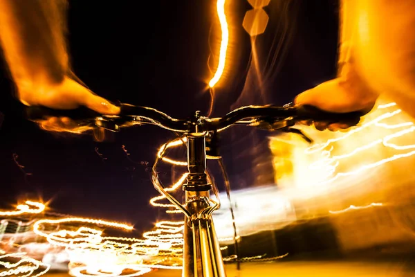 Vista Cerca Del Manillar Bicicleta Mano Masculina Escena Nocturna — Foto de Stock