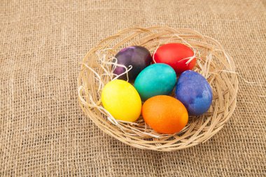 hasır renkli Paskalya ile kase çul masaya yumurta. Mutlu Paskalya 