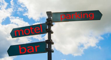 Yön okları karşı bulutlu mavi gökyüzü şeklinde işaretler.