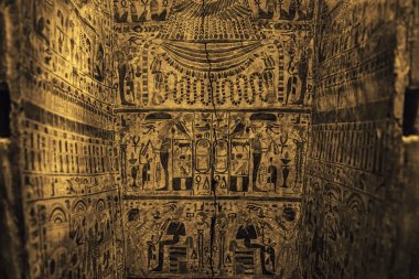 lahit içinde. Karnak Tapınağı, Luxor, Mısır taş duvardaki Antik Mısır hiyeroglif oyulmuş