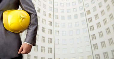 mühendis ile işçi güvenlik yeni bir arka plan üzerinde sarı kask yapı