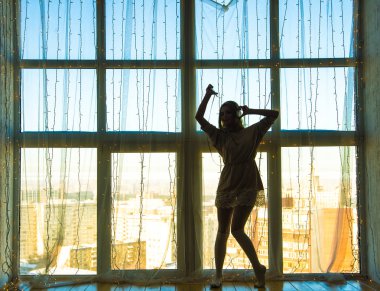 Müzik ve dans ve gülümseyen beyaz elbiseli güzel sarışın kız tam uzunlukta silüeti