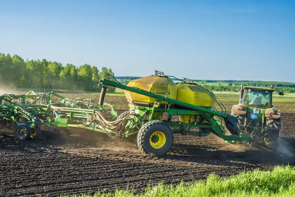 Planting Field Help Modern Technology Sunny Spring Day Agricultural Work — Stock Photo, Image