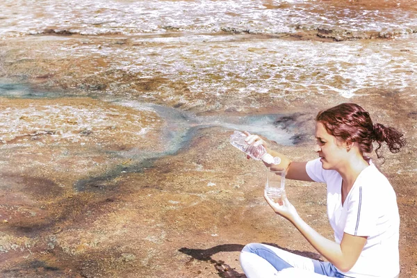 Διψασμένος Κοκκινομάλλης Γυναίκα Στην Έρημο Ρίχνει Νερό Από Πλαστικό Μπουκάλι — Φωτογραφία Αρχείου