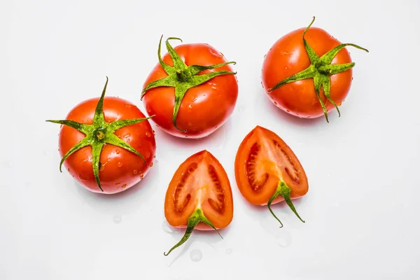 Pomodori Bagnati Con Gocce Acqua Isolate Fondo Bianco — Foto Stock