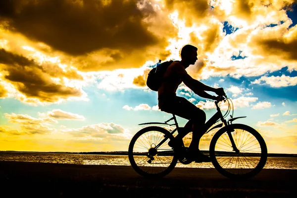 Bild Eines Sportlichen Touristenmannes Auf Dem Fahrrad Gegen Den Wolkenverhangenen — Stockfoto