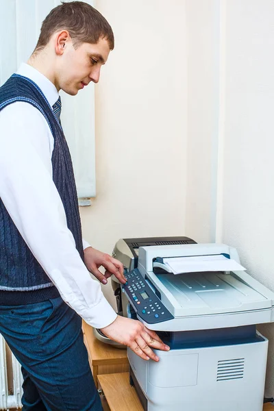 Homem Pressionando Botão Iniciar Uma Impressora Multifuncional — Fotografia de Stock