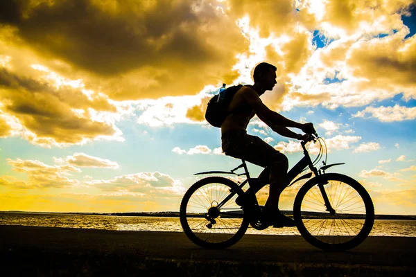 Bild Eines Sportlichen Touristenmannes Auf Dem Fahrrad Gegen Den Wolkenverhangenen — Stockfoto