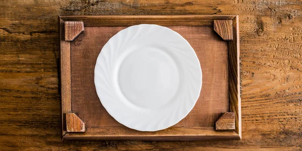 Plat Vide Céramique Blanche Assiette Sur Plateau Bois Fond Alimentaire — Photo