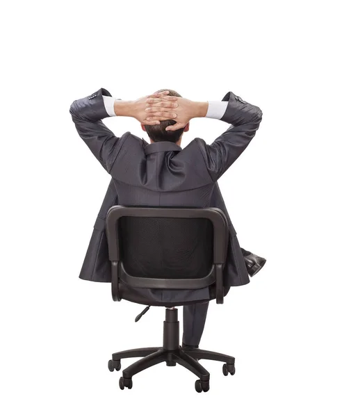 白い壁に椅子に座っている夢のビジネスマンをリラックス — ストック写真