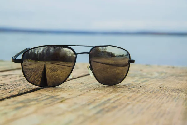 Óculos Sol Mesa Madeira Pontão Espaço Para Objeto Inscrição — Fotografia de Stock