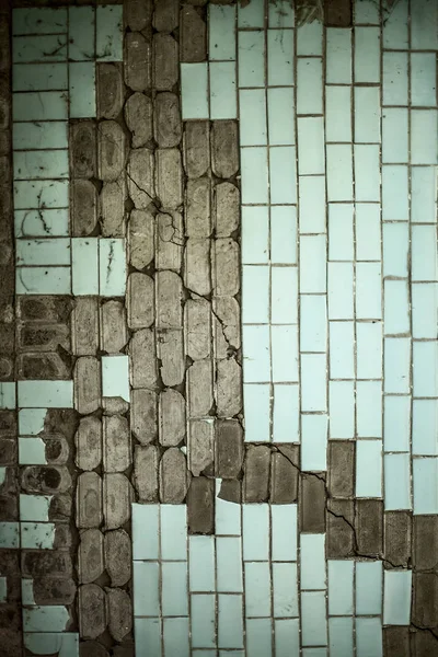Alten Keramischen Fliesenboden Mit Rissstruktur Betonwand Hintergrund Mit Alten Bröckelnden — Stockfoto