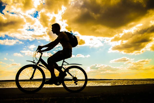 Obraz Człowieka Sportowy Turystyczny Rowerze Przed Zachód Słońca Niebo Chmurami — Zdjęcie stockowe