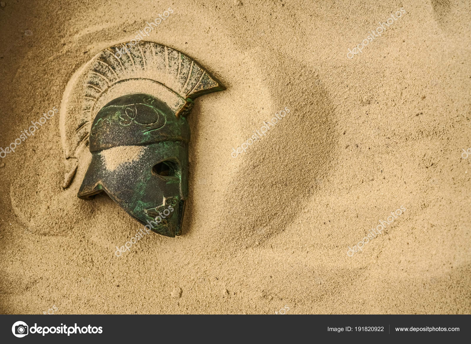 古代战士在沙子的头盔罗马头盔与易洛魁考古学和古生物学概念——图库图片© borjomi88 #191820922, image size:1600x1167