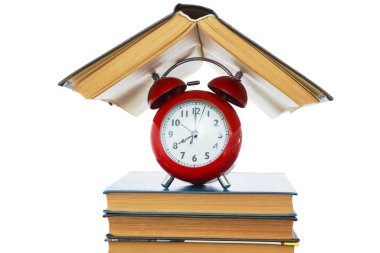 eski Retro vintage kırmızı alarm saat ve beyaz arka plan üzerinde izole eski kitaplar. 